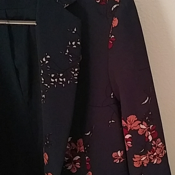 Forest Green Floral Blazer - Picture 3 of 6